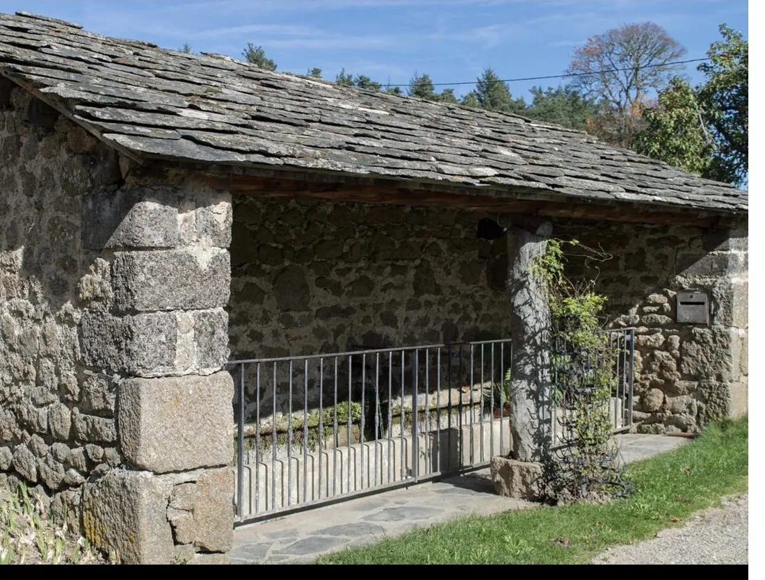 L'ancien abreuvoir sous son auvent