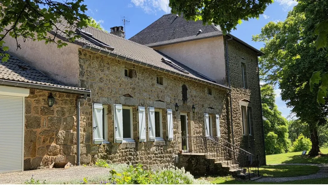 La façade de pierre aux volets blancs