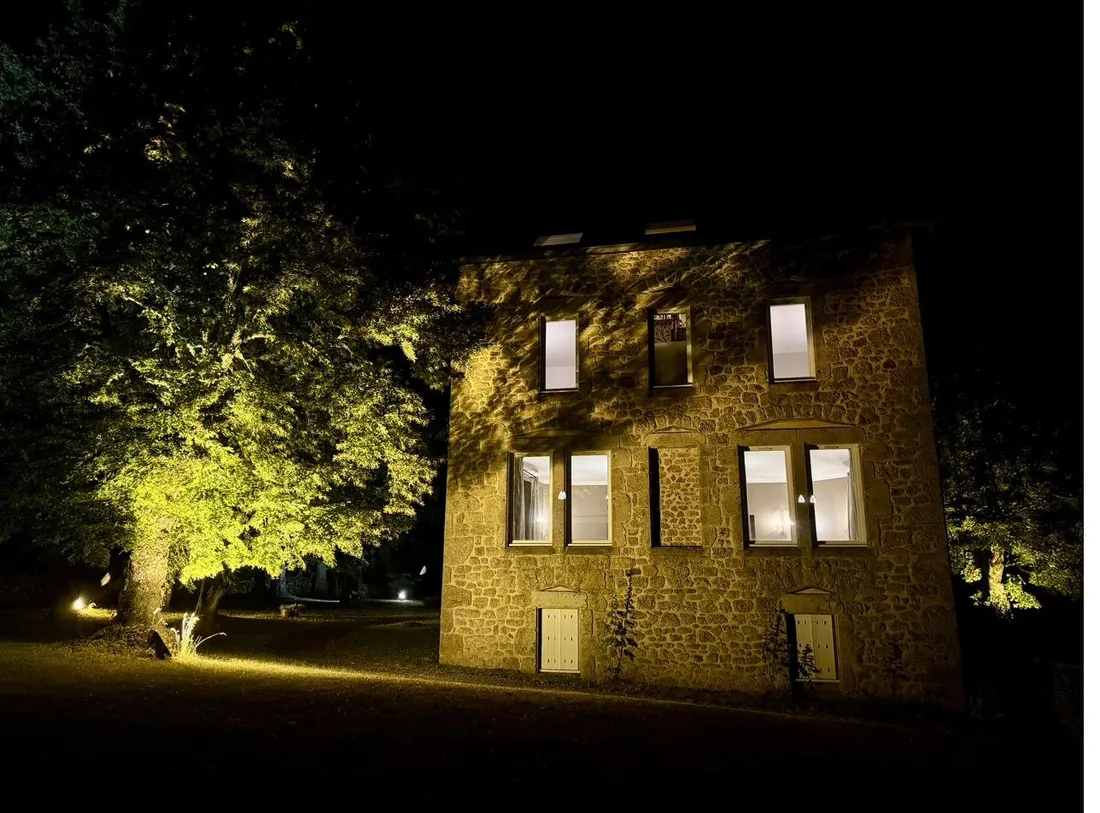 La bâtisse illuminée la nuit