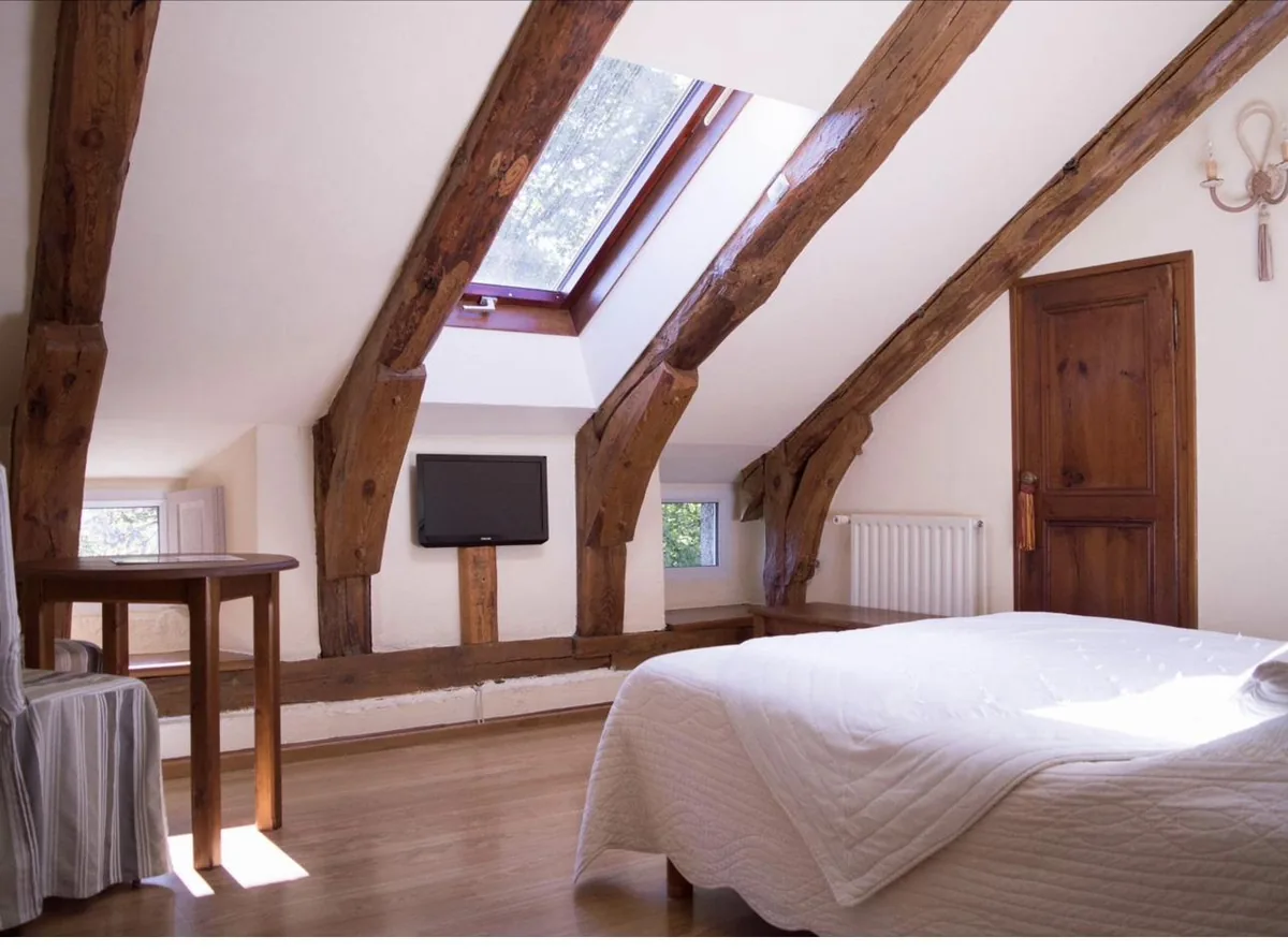 Chambre mansardée sous les poutres