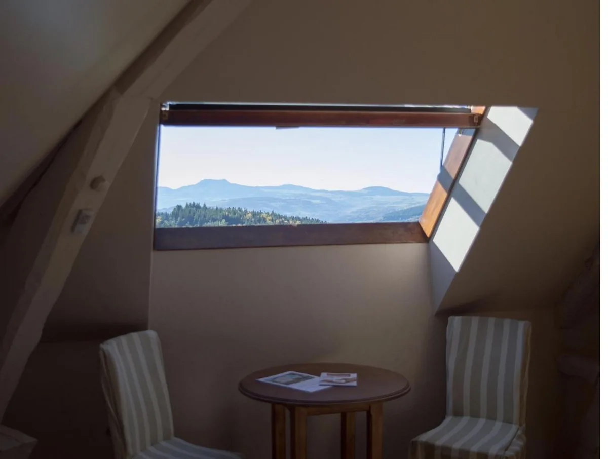 Vue sur le parc et les montagnes depuis la chambre
